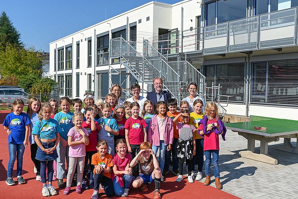 Schülerinnen und Schüler der Katharina-von Bora-Schule mit der Schulleitung und weiteren Gästen vor dem neuen Anbau der Schule