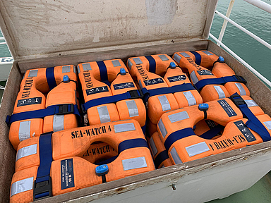 Rettungswesten auf der Sea-Watch 4 Rettungswesten auf der Sea-Watch 4, einem Rettungsschiff des Vereins United4Rescue, das mit Unterstützung der Evangelischen Kirche in Deutschland Flüchtlinge im Mittelmeer rettet.