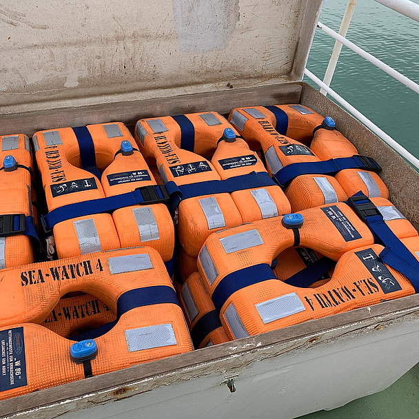 Rettungswesten auf der Sea-Watch 4 Rettungswesten auf der Sea-Watch 4, einem Rettungsschiff des Vereins United4Rescue, das mit Unterstützung der Evangelischen Kirche in Deutschland Flüchtlinge im Mittelmeer rettet.