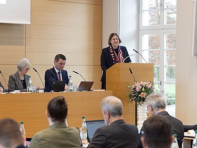 Vizepräsidentin Dr. Katharina Apel berichtet über die Finanzlage der Landeskirche