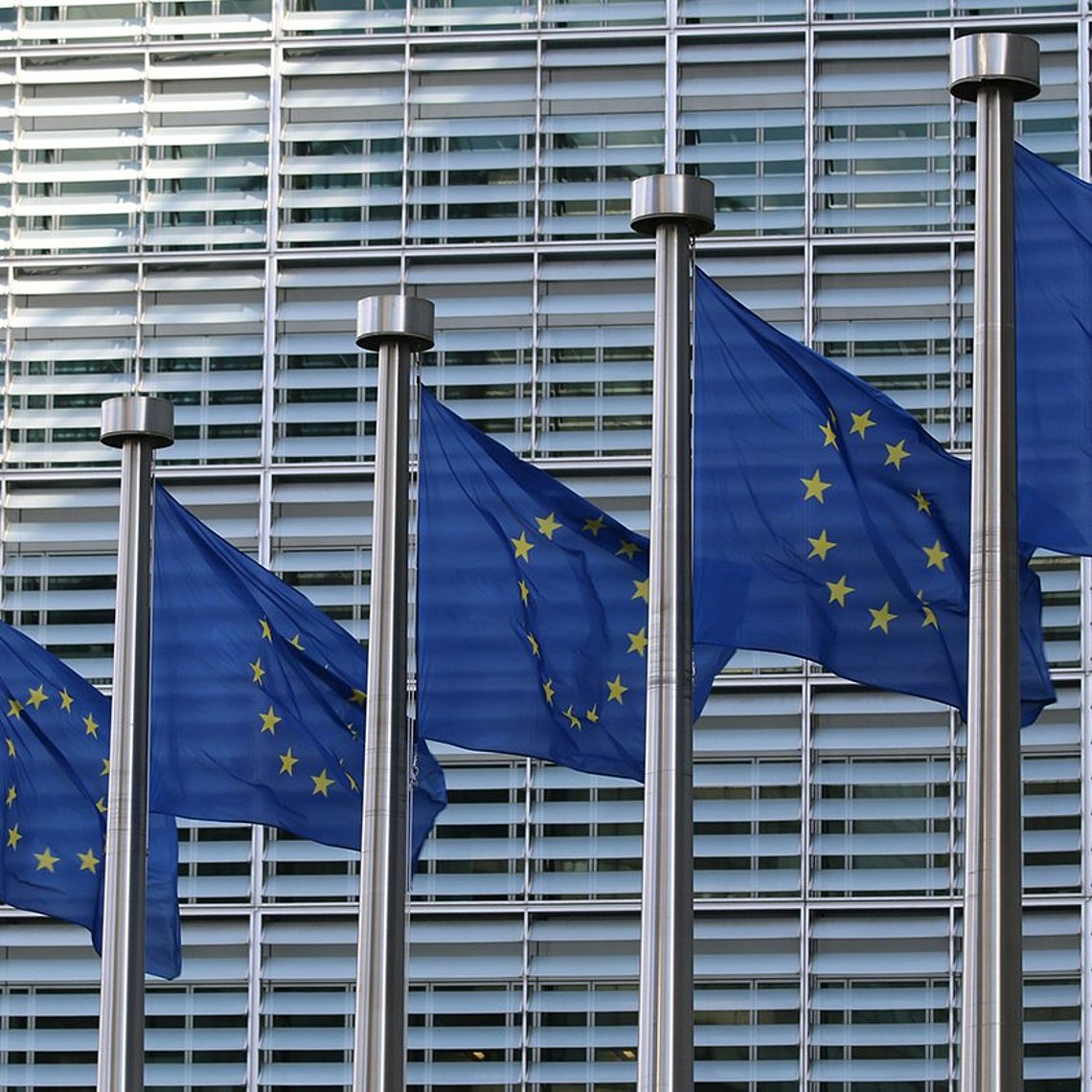 Europaflaggen vor einem Gebäude der Europäischen Union in Brüssel.