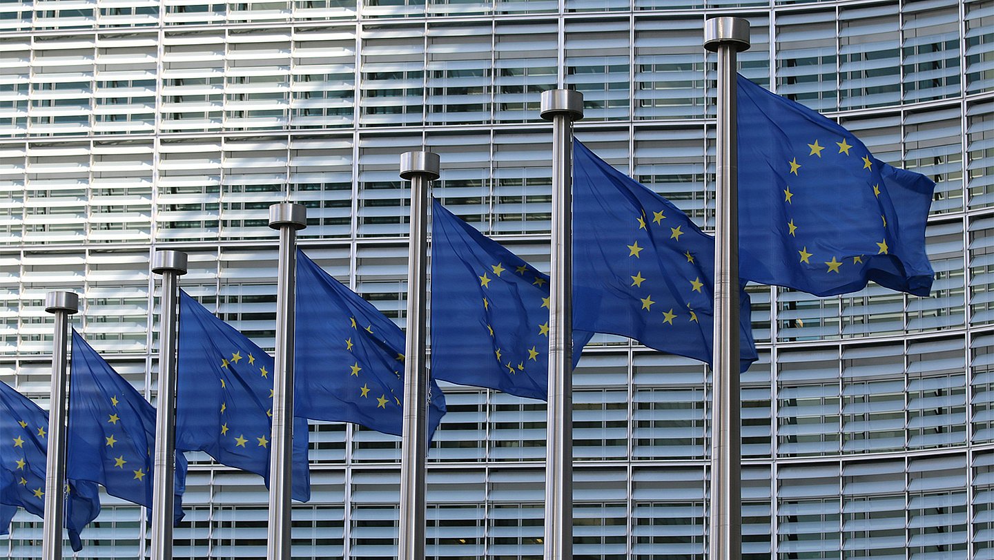 Europaflaggen vor einem Gebäude der Europäischen Union in Brüssel.