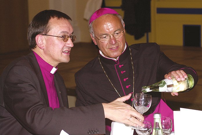 Ökumenisch: Bischof Hein mit seinem katholischen Amtskollegen, dem Fuldaer Bischof Algermissen (2002). (Foto: medio.tv)