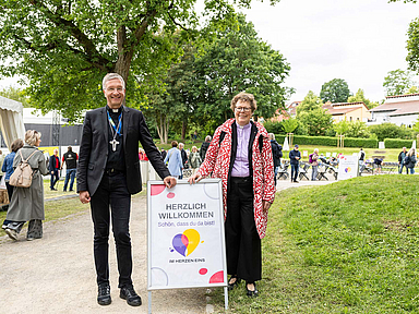 Bischöfin Hofmann und Bischof Gerber an der die Himmelsbühne in den Fulda-Auen. Rundgang auf dem Hessentag: Bischöfin Dr. Beate Hofmann und Bischof Dr. Michael Gerber besuchten verschiedene Stationen des ökumenischen Kirchenprogramms „Im Herzen eins“ in der Fuldaer Innenstadt. Unser Foto zeigt beide an der die Himmelsbühne in den Fulda-Auen.