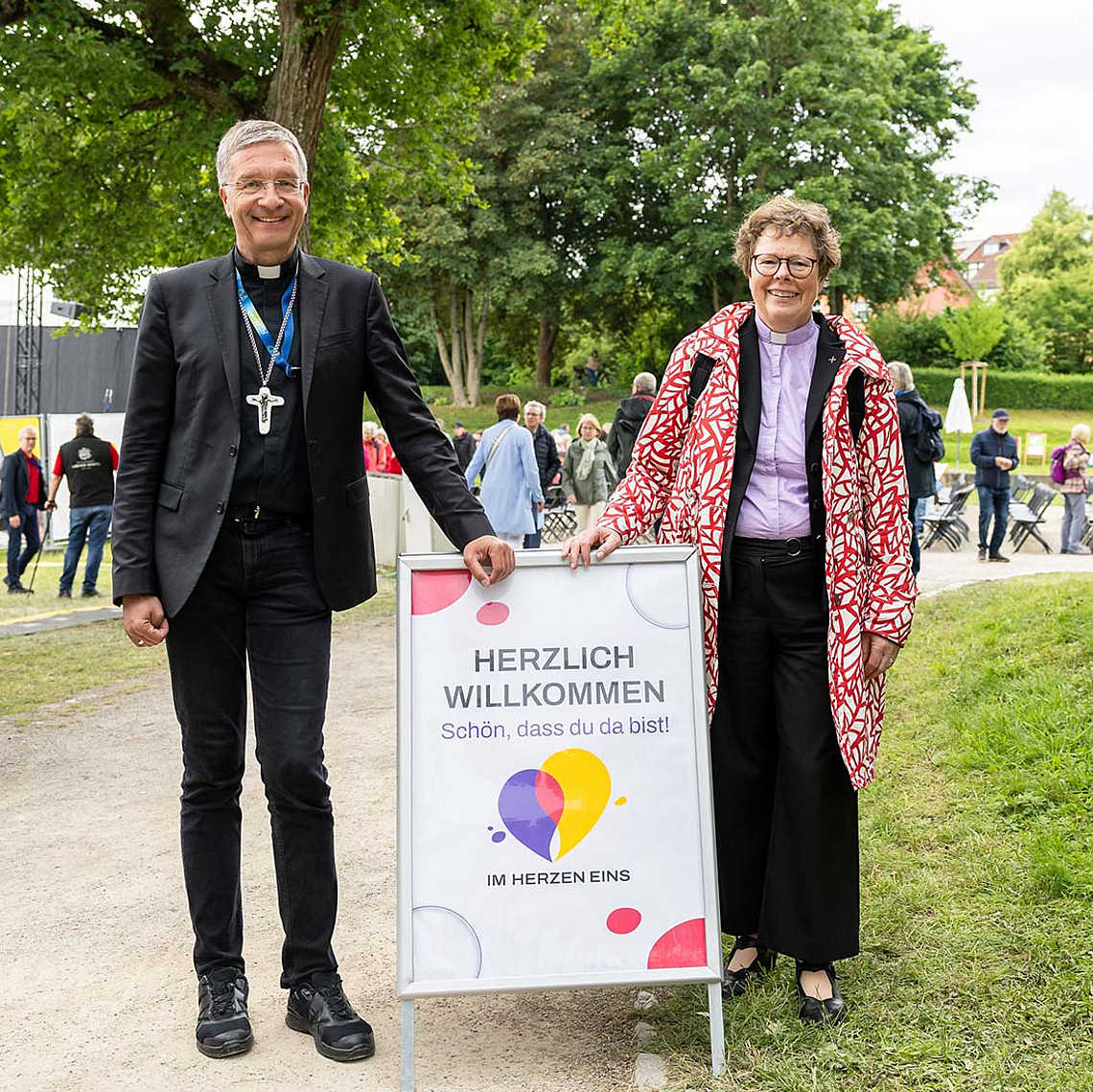 Bischöfin Hofmann und Bischof Gerber an der die Himmelsbühne in den Fulda-Auen. Rundgang auf dem Hessentag: Bischöfin Dr. Beate Hofmann und Bischof Dr. Michael Gerber besuchten verschiedene Stationen des ökumenischen Kirchenprogramms „Im Herzen eins“ in der Fuldaer Innenstadt. Unser Foto zeigt beide an der die Himmelsbühne in den Fulda-Auen.
