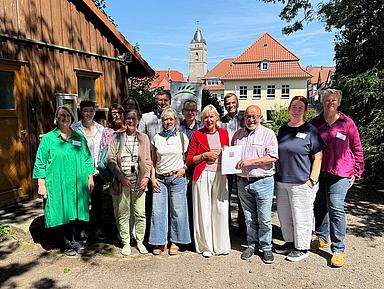 Förderübergabe in Wolfhagen: Unser Foto zeigt Digitalministerin Sinemus, den 1. Vorsitzenden des Hospizvereins, Werner Kunz, und weitere Mitarbeitende im August 2025 Förderübergabe in Wolfhagen: Unser Foto zeigt Digitalministerin Sinemus, den 1. Vorsitzenden des Hospizvereins, Werner Kunz, und weitere Mitarbeitende im August 2025