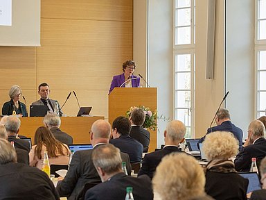 Bischöfin Dr. Beate Hofmann während ihres Berichts vor der Landessynode