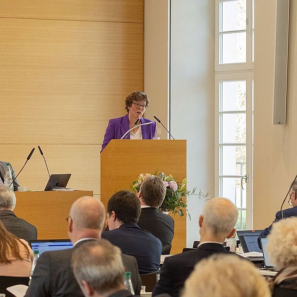 Bischöfin Dr. Beate Hofmann während ihres Berichts vor der Landessynode