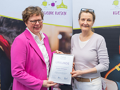 Bischöfin Dr. Beate Hofmann (l.) ist neue Botschafterin für die Kleinen Riesen. Unser Foto zeigt sie mit Prof. Dr. med. Michaela Nathrath, ehrenamtlich geschäftsführende Gesellschafterin Bischöfin Dr. Beate Hofmann (l.) ist neue Botschafterin für die Kleinen Riesen. Unser Foto zeigt sie mit Prof. Dr. med. Michaela Nathrath, ehrenamtlich geschäftsführende Gesellschafterin