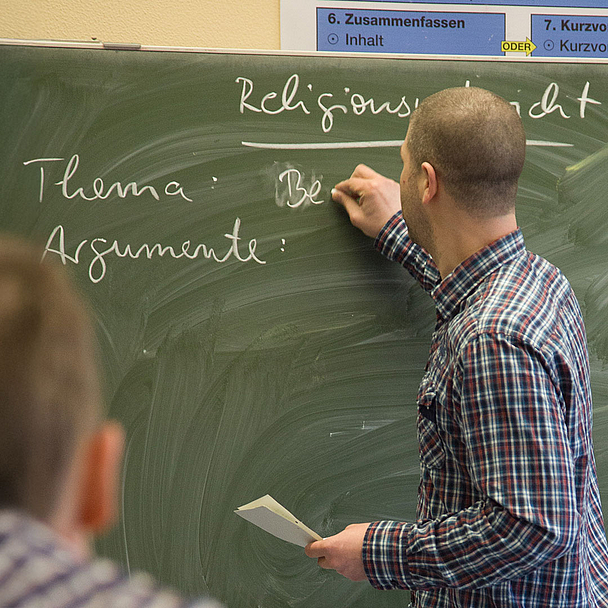 Religionsunterricht in der Drei-Burgen-Schule in Felsberg.