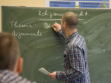 Religionsunterricht in der Drei-Burgen-Schule in Felsberg.