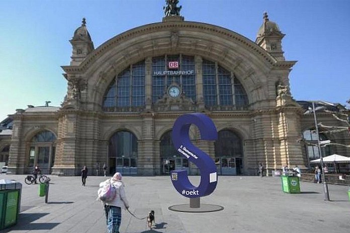 An neun Stellen im Frankfurter Stadtbegiet sollen die Buschstaben stehen. Unser Foto zeigt eine Simulation des ÖKT für dem Frankfurter Hauptbahnhof. (Foto-Montage: ÖKT)