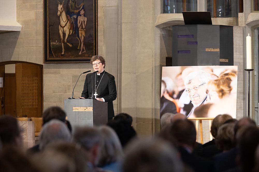Bischöfin Dr. Beate Hofmann begrüßte die Gäste in der Martinskirche - Gedenkfeier anlässlich des 5. Jahrestages der Ermordung des früheren Regierungspräsidenten Walter Lübcke in Kassel