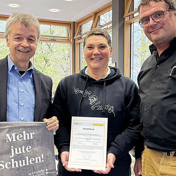 Übergabe des Zertifikats im Oktober 2025 (v.l.): Dr. Klaus Wild (Geschäftsführer des KSE), Schulleiterin Dr. Anke Holl und Schulleiter Martin Michel (beide Melanchthon-Schule) Übergabe des Zertifikats im Oktober 2025 (v.l.): Dr. Klaus Wild (Geschäftsführer des KSE), Schulleiterin Dr. Anke Holl und Schulleiter Martin Michel (beide Melanchthon-Schule)