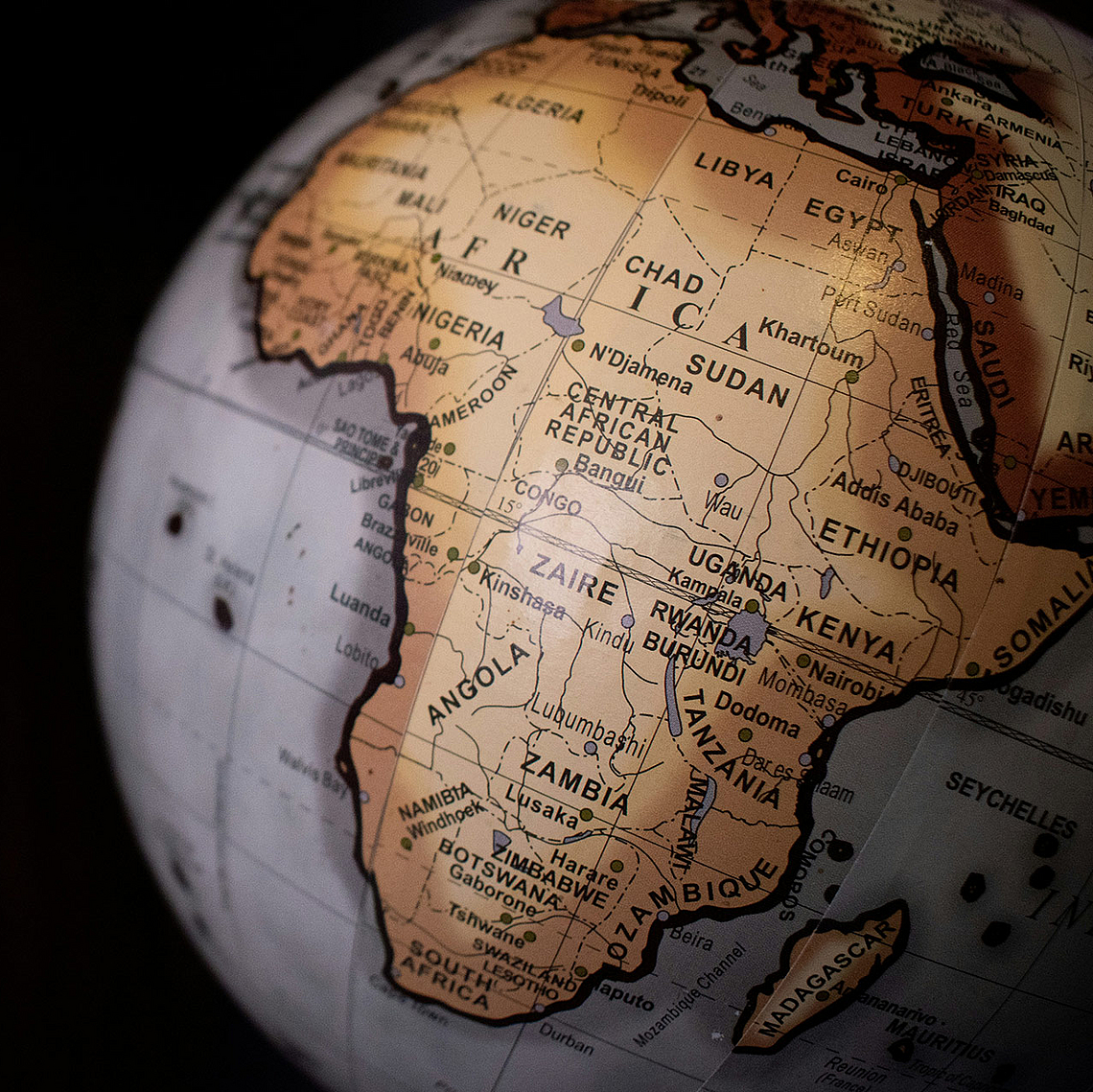 Ausschnitt eines Globus mit dem Sudan und angrenzenden Ländern in Nordostafrika Der Sudan auf einem beleuchteten Globus. Die Aufnahme zeigt das nordostafrikanische Land im regionalen Kontext und verweist auf die humanitäre Krise sowie die Hilfsmaßnahmen für die von Krieg und Vertreibung betroffenen Menschen.