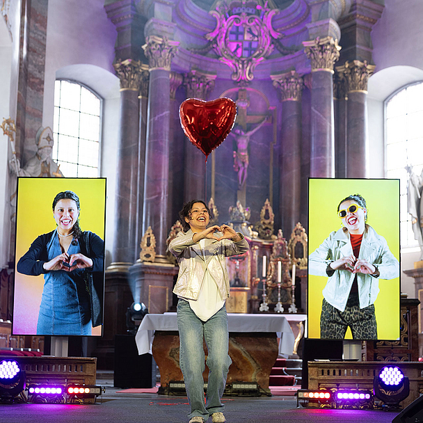 Die Musicaldarstellerin Debora Ochoa performt bei der Inszenierung in der Hessentagskirche Die Musicaldarstellerin Debora Ochoa performt bei der Inszenierung in der Hessentagskirche