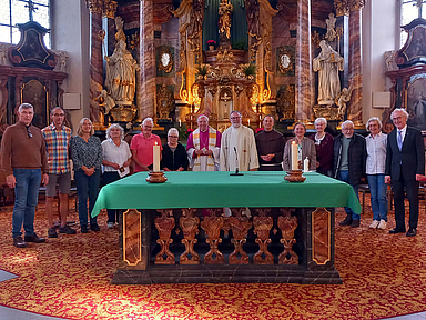 Die Retzbachwallfahrer nach der Dankandacht am Altar der Franziskanerkirche auf dem Frauenberg in Fulda. Die Retzbachwallfahrer nach der Dankandacht am Altar der Franziskanerkirche auf dem Frauenberg in Fulda. Gerda Mattern (vierte von rechts), in der Mitte Weihbischof Prof Dr. Karlheinz Diez und Pfarrer Karl Josef Gruber.