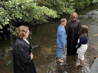 Pfarrerin Doreen Göbel (l.) und Pfarrerin Gudrun Ostheim mit zwei Täuflingen in der Efze Pfarrerin Doreen Göbel (l.) und Pfarrerin Gudrun Ostheim mit zwei Täuflingen in der Efze