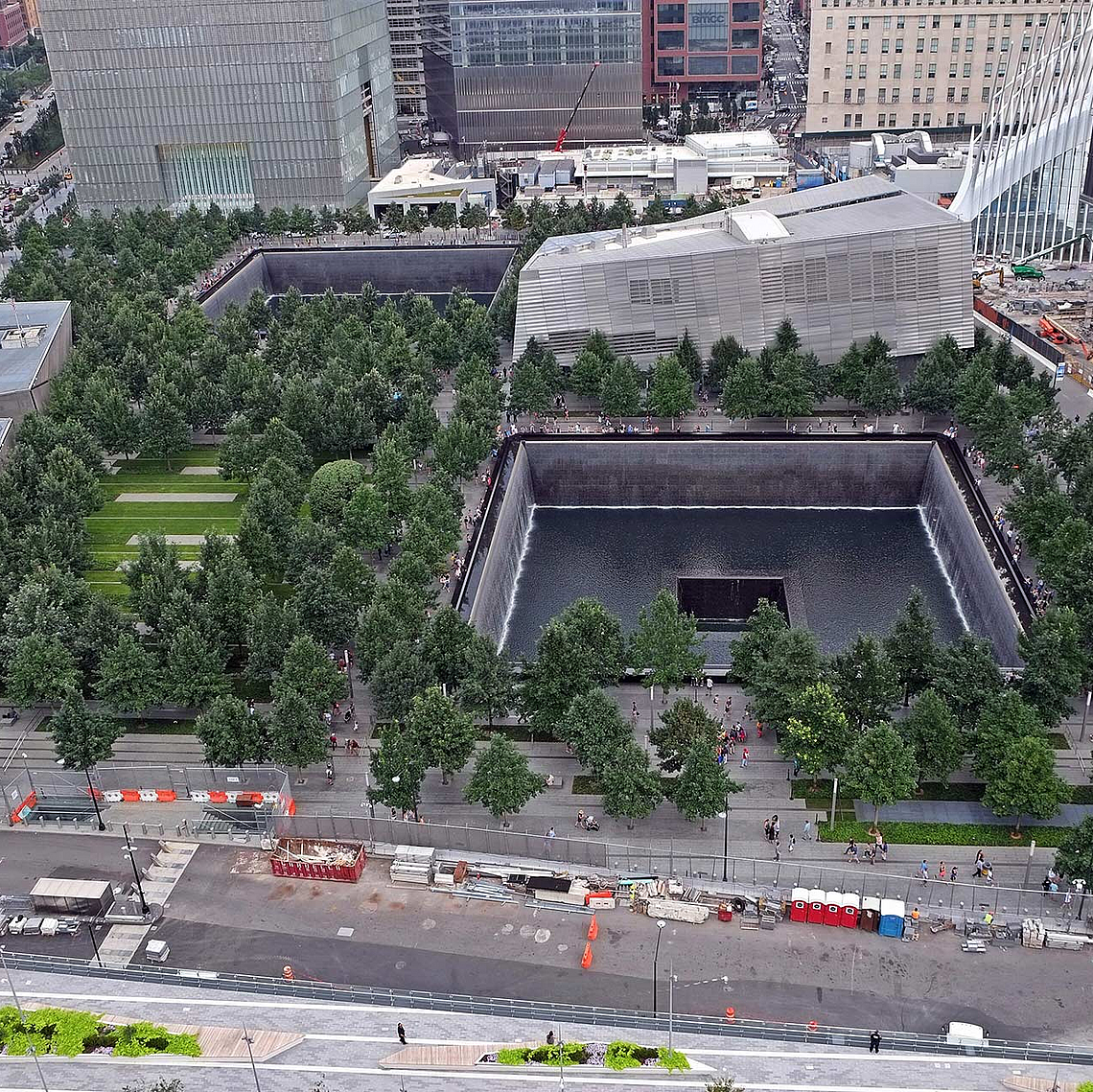 Unser Foto zeigt das 9/11-Memorial in New York Unser Foto zeigt das 9/11-Memorial, dessen Zentrum das Mahnmal Reflecting Absence (deutsch: Spiegelung des Nichtvorhandenseins) bildet. Besucherinnen und Besucher können dort in zwei große rechteckige Hohlräume blicken, die an die Fundamente der zerstörten Zwillingstürme erinnern.