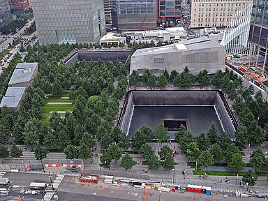 Unser Foto zeigt das 9/11-Memorial in New York Unser Foto zeigt das 9/11-Memorial, dessen Zentrum das Mahnmal Reflecting Absence (deutsch: Spiegelung des Nichtvorhandenseins) bildet. Besucherinnen und Besucher können dort in zwei große rechteckige Hohlräume blicken, die an die Fundamente der zerstörten Zwillingstürme erinnern.