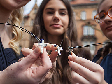 Gemeinsames Zeichen der frisch Konfirmierten: ein Kreuz an einem Lederband. Unser Archivfoto zeigt eine Konfirmation in der Kasseler Friedenskirchengemeinde. Gemeinsames Zeichen der frisch Konfirmierten: ein Kreuz an einem Lederband. Unser Archivfoto zeigt eine Konfirmation in der Kasseler Friedenskirchengemeinde.