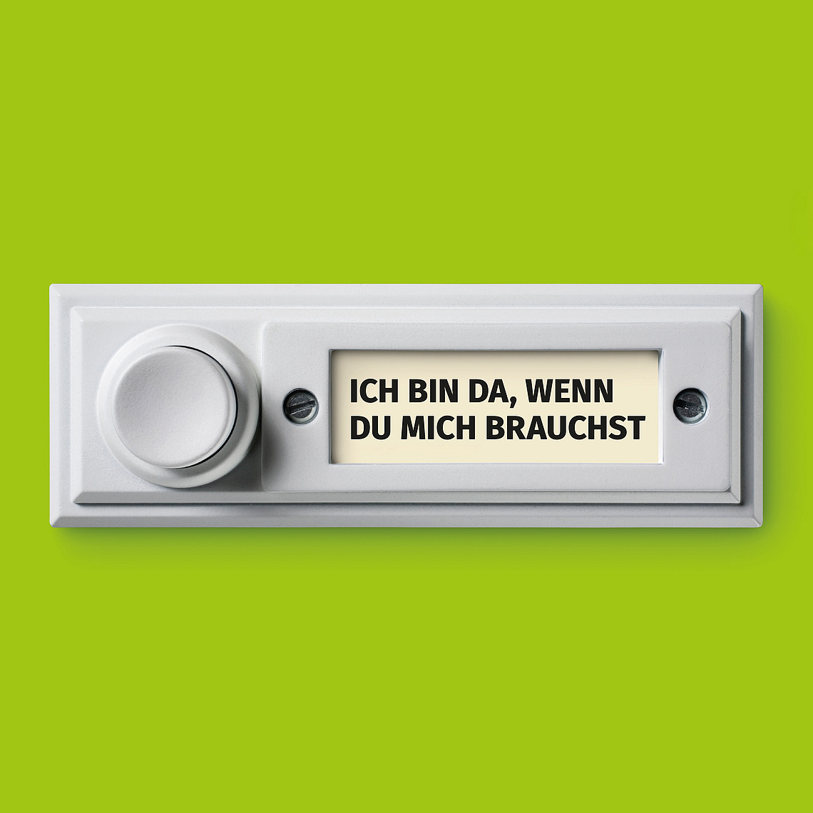 Weiße Türklingel auf grünem Hintergrund. Auf dem Namensschild steht in schwarzer Schrift: „ICH BIN DA, WENN DU MICH BRAUCHST“. Das Motiv ist schlicht und klar gestaltet. Das Bild zeigt eine weiße Türklingel vor grünem Hintergrund. Auf dem Namensschild der Klingel steht in Großbuchstaben: «ICH BIN DA, WENN DU MICH BRAUCHST».