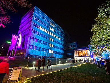 Regelmäßig beteiligt sich die Evangelische Kirche von Kurhessen-Waldeck mit dem Haus der Kirche in Kassel am Lichterfest «Bad Wilhelmshöhe verzaubert». Unser Foto zeigt das beleuchtete Haus im Jahr 2018. 