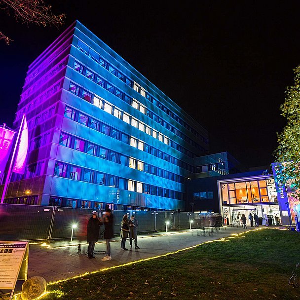 Regelmäßig beteiligt sich die Evangelische Kirche von Kurhessen-Waldeck mit dem Haus der Kirche in Kassel am Lichterfest «Bad Wilhelmshöhe verzaubert». Unser Foto zeigt das beleuchtete Haus im Jahr 2018. 