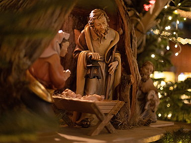 Weihnachtskrippe mit Maria, Josef und dem Jesuskind Weihnachtskrippe mit Maria, Josef und dem Jesuskind