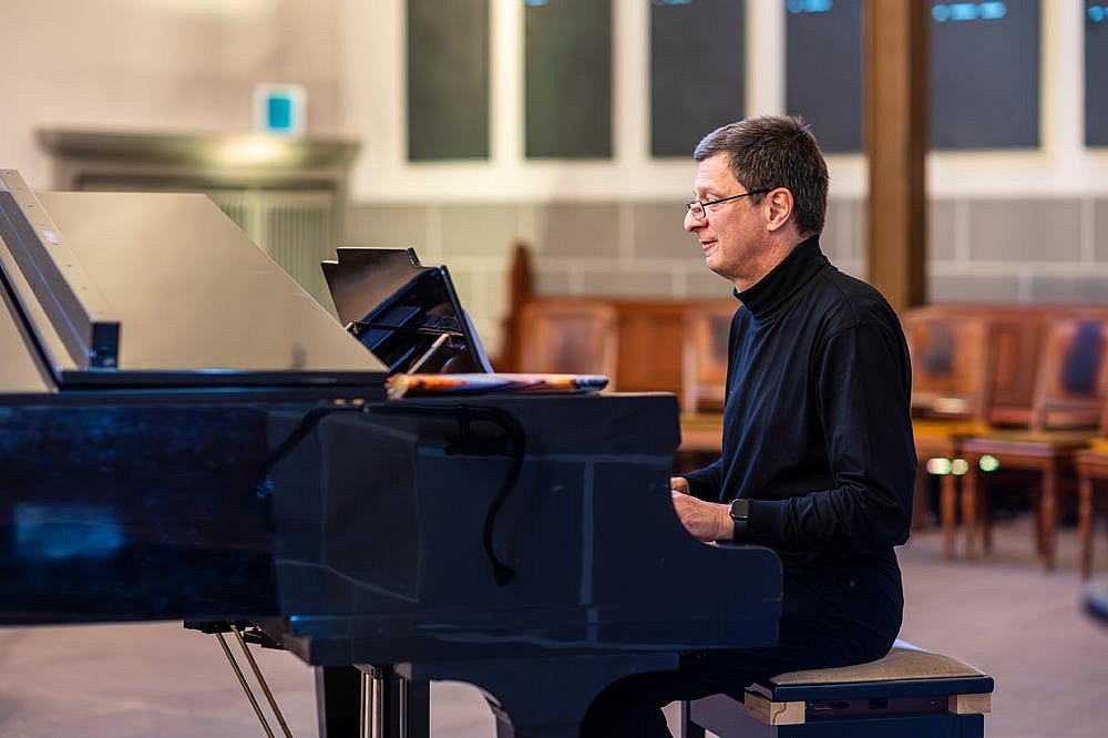 Kirchenmusiker Fritz Susat, Hit from Heaven Gottesdienst zum Song "Waterfall" von Michael Schulte x R3HAB in der Christuskirche Kassel.