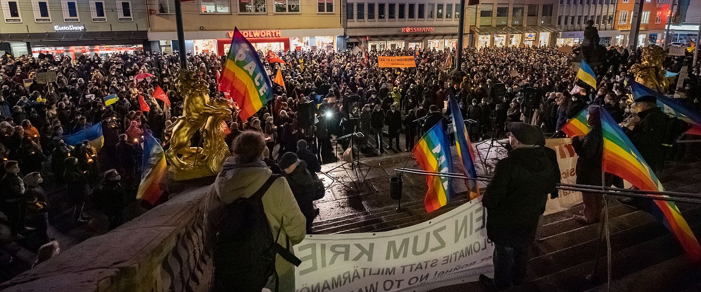 Zur Kundgebung vor dem Rathaus in Kassel hatten die demokratischen Parteien und der DGB aufgerufen. Insgesamt beteiligten sich laut Veranstalter rund 1500 Menschen an der Friedenskundgebung.