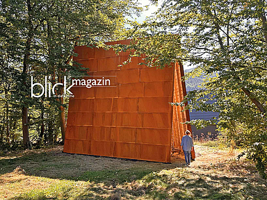 Die „Chapel of Light“ (Licht-Kapelle) besteht aus drei großen Stahlplatten (je sieben mal sieben Meter). Die „Chapel of Light“ (Licht-Kapelle) besteht aus drei großen Stahlplatten (je sieben mal sieben Meter). Dass drei Platten den Bau bilden, ist kein Zufall, vielmehr verweise deren Anzahl auf die Dreieinigkeit im Christentum (Vater, Sohn, Heiliger Geist).