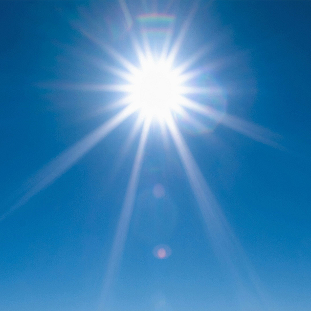 Unser Foto zeigt die Sonne am wolkenlosen Himmel Unser Foto zeigt die Sonne am wolkenlosen Himmel