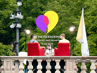 Die Gespräche wurden aus Anlass des Hessentags im Domgarten direkt neben dem Fuldaer Dom aufgezeichnet. Die Gespräche wurden aus Anlass des Hessentags im Domgarten direkt neben dem Fuldaer Dom aufgezeichnet. Die drei Folgen sind auf dem YouTube-Kanal des Bistums Fulda und hier im Artikel zu finden.