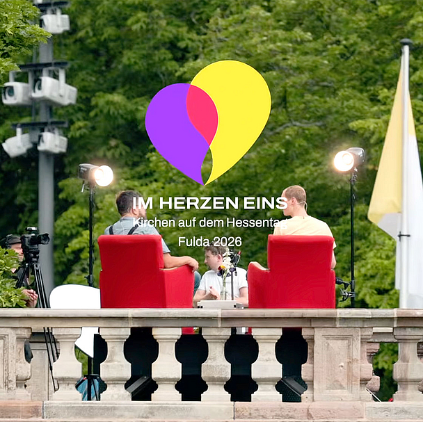 Die Gespräche wurden aus Anlass des Hessentags im Domgarten direkt neben dem Fuldaer Dom aufgezeichnet. Die Gespräche wurden aus Anlass des Hessentags im Domgarten direkt neben dem Fuldaer Dom aufgezeichnet. Die drei Folgen sind auf dem YouTube-Kanal des Bistums Fulda und hier im Artikel zu finden.