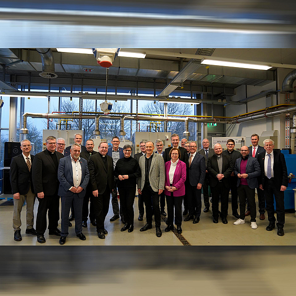 Die Vertreterinnen und Vertreter von Kirchen und Handwerkskammern besuchten den Wiesbadener Standort der beruflichen Bildungszentren in Hessen.