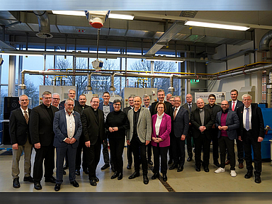 Die Vertreterinnen und Vertreter von Kirchen und Handwerkskammern besuchten den Wiesbadener Standort der beruflichen Bildungszentren in Hessen.