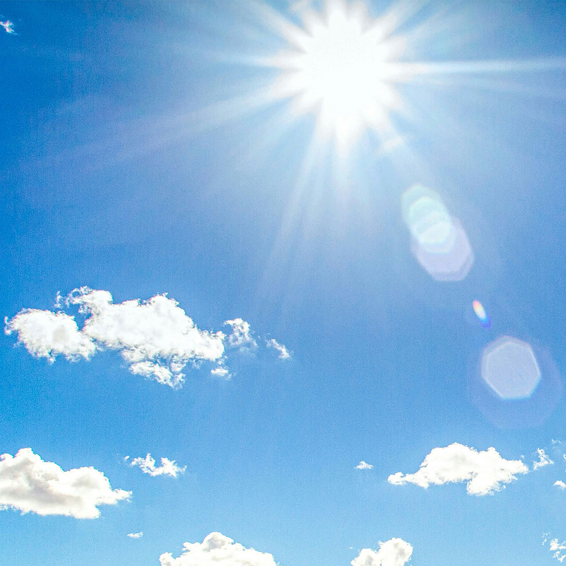 Hochsommer in Hessen: Unser Foto zeigt die Sonne am blauen Himmel mit ein paar Wolken. Hochsommer in Hessen: Unser Foto zeigt die Sonne am blauen Himmel mit ein paar Wolken.