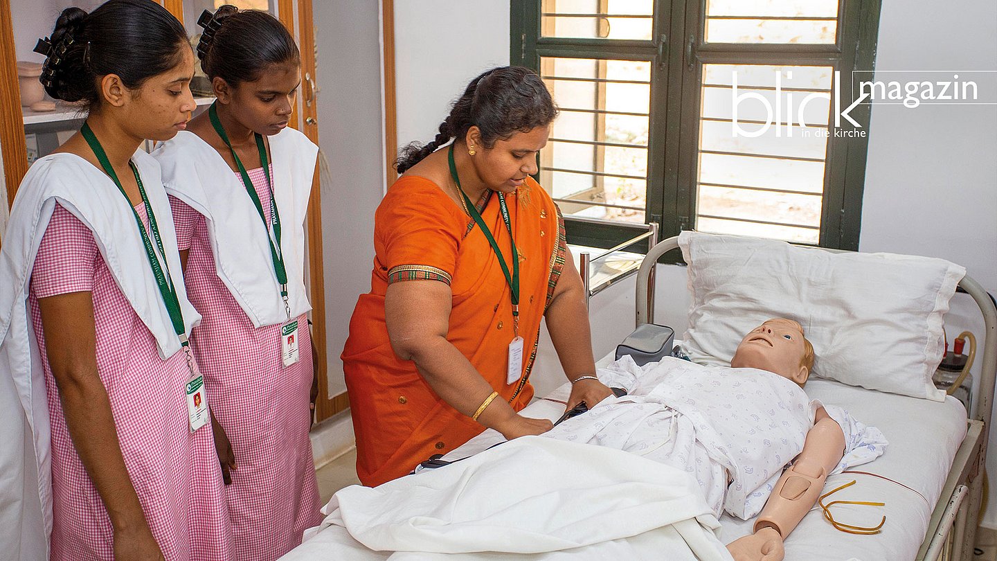 Zukunft durch Bildung: Das Foto zeigt angehende Pflegehelferinnen in Pravaham, Indien