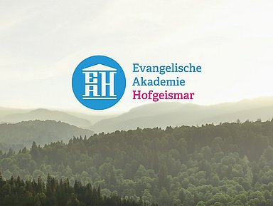 Foto mit dem Logo der Evangelischen Akademie Hofgeismar und Wald im Hintergrund