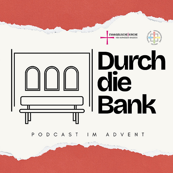 Logo des Podcasts „Durch die Bank – Podcast im Advent“ mit Bank, Fenstern und Schriftzug auf rotem Hintergrund. Grafik mit dem Schriftzug „Durch die Bank – Podcast im Advent“, einer gezeichneten Bank und drei Fenstern, Logos der EKKW, roter Hintergrund mit weißem Papierstreifen.