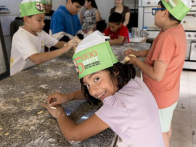 Das Foto zeigt Kinder beim Brotback-Workshop einer Partnerorganisation in La Casona, Florencia Varela, Provinz Buenos Aires, Argentinien, am 11. November 2025. Das Foto zeigt Kinder beim Brotback-Workshop einer Partnerorganisation in La Casona, Florencia Varela, Provinz Buenos Aires, Argentinien, am 11. November 2025.