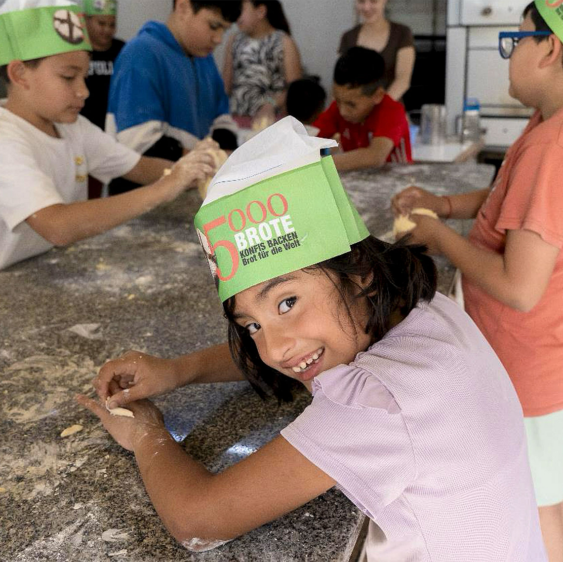 Das Foto zeigt Kinder beim Brotback-Workshop einer Partnerorganisation in La Casona, Florencia Varela, Provinz Buenos Aires, Argentinien, am 11. November 2025. Das Foto zeigt Kinder beim Brotback-Workshop einer Partnerorganisation in La Casona, Florencia Varela, Provinz Buenos Aires, Argentinien, am 11. November 2025.