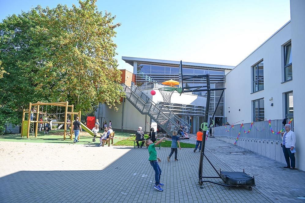 Der neue Anbau mit Außengelände der Katharina-von-Bora-Schule in Bruchköbel-Oberissigheim.