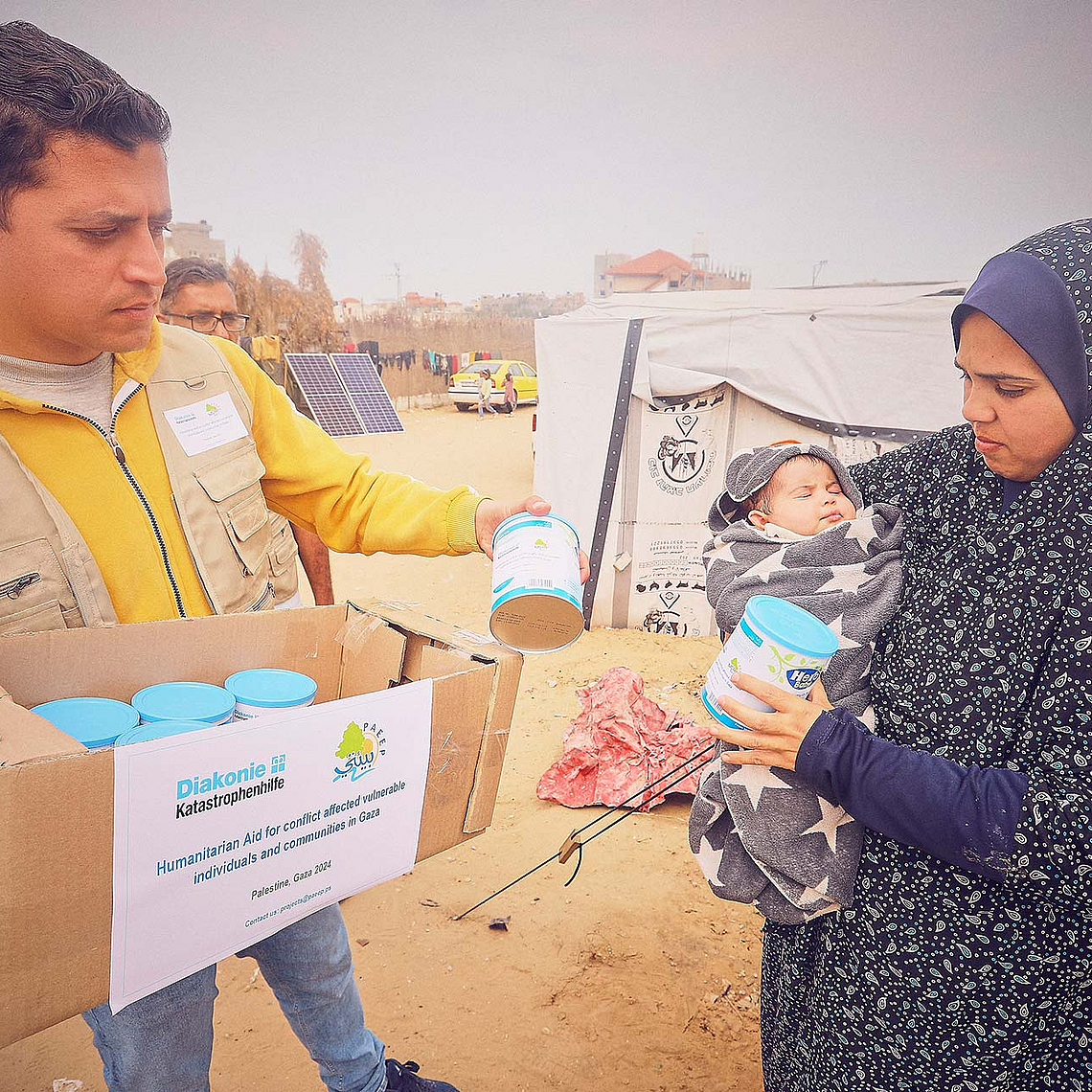 Ein Mitarbeiter der Hilfsorganisation verteilt Dosenmilch für Neugeborene und Kleinkinder in einem Flüchtlingscamp in Rafah im südlichen Gazastreifen. Ein Mitarbeiter der Hilfsorganisation verteilt Dosenmilch für Neugeborene und Kleinkinder in einem Flüchtlingscamp in Rafah im südlichen Gazastreifen.