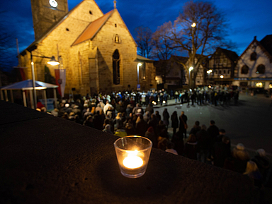 Unser Foto zeigt zahlreiche Menschen, die sich einen Tag nach dem Ereignis am 25.2. 2020 vor der katholischen Pfarrkirche St. Marien in Volkmarsen versammelten.