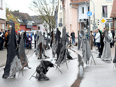 Unser Foto zeigt die Gedenkperformance am 24. März 2024 in Maintal-Dörnigheim. 