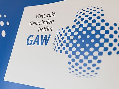 Logo des Gustav-Adolf-Werkes mit dem Motto "Weltweit Gemeinden helfen"