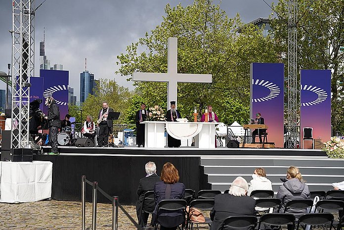 «Schaut hin – blickt durch – geht los» - Abschluss-Gottesdienst zum 3. Ökumenischen Kirchentag von der Weseler Werft in Frankfurt am Main. (Foto: ÖKT/Philip Wilson)