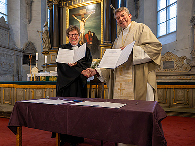 Bischöfin Dr. Beate Hofmann und Erzbischof Urmas Viilma mit der unterzeichneten Partnerschaftsvereinbarung im Tallinner Dom. Bischöfin Dr. Beate Hofmann und Erzbischof Urmas Viilma mit der unterzeichneten Partnerschaftsvereinbarung im Tallinner Dom.